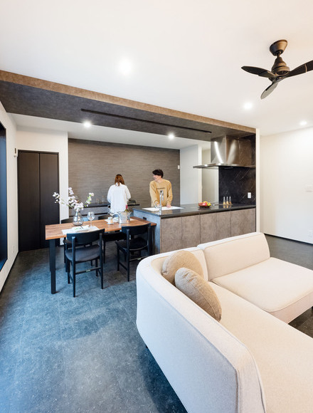 プライバシーと開放感を兼ね備えた2階リビングのある家