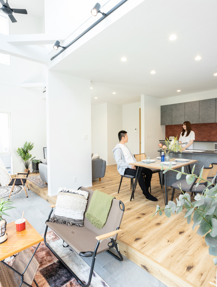 外と中のつながりが心地いい、吹き抜けと土間のある家