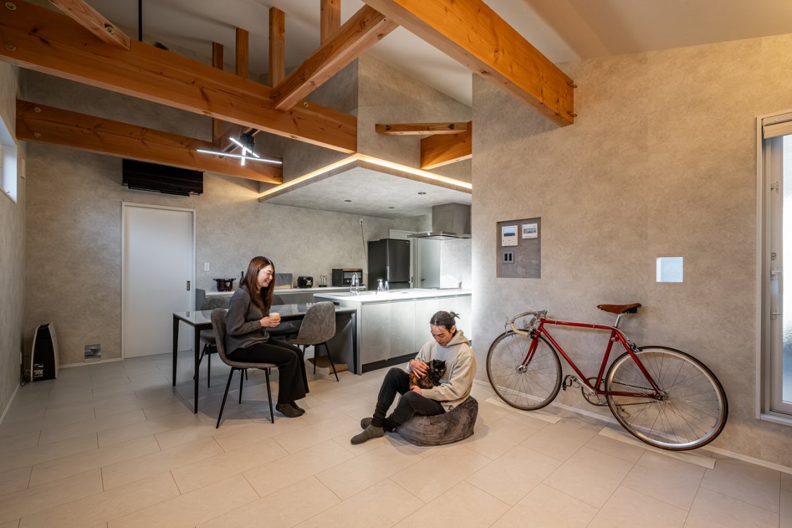 20帖のLDK。キッチンとダイニングテーブルを横並びにレイアウト